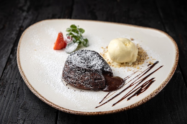 pastel de chocolate con crema sobre un fondo de madera