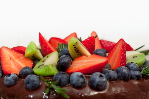 Foto pastel de chocolate con decoración de frutas en