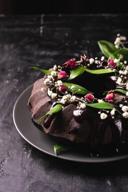 Pastel de chocolate decorado con flores