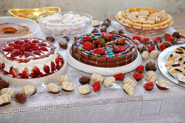 Pastel de chocolate decorado con fresas frescas