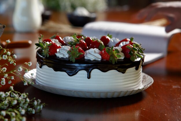 Pastel de chocolate decorado con fresas frescas