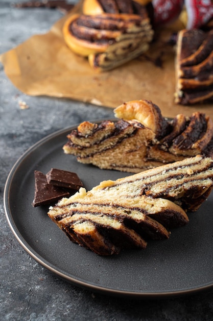 Pastel de chocolate dulce tradicional para hornear pan babka de chocolate