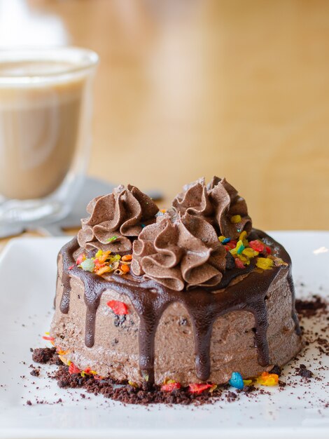 Foto pastel de chocolate y dulces con café