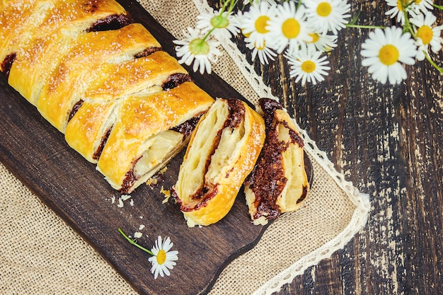 Pastel de chocolate. Enfoque selectivo comida y bebida.