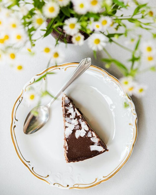 Foto pastel de chocolate con flores