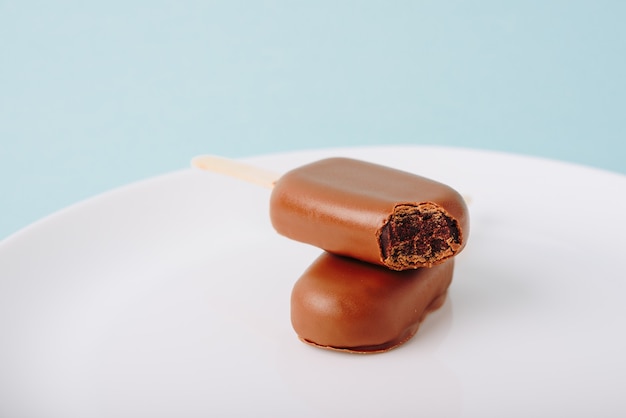 Pastel de chocolate en forma de helado en un palo