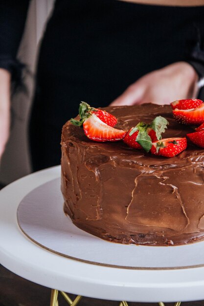 Un pastel de chocolate con fresas encima