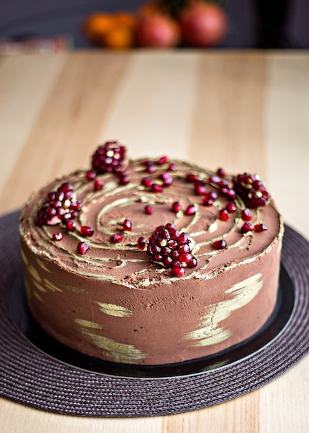 Pastel con chocolate y granos de granada