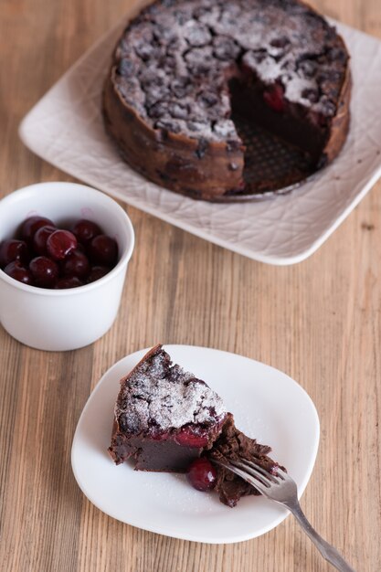 Pastel de chocolate con guindas