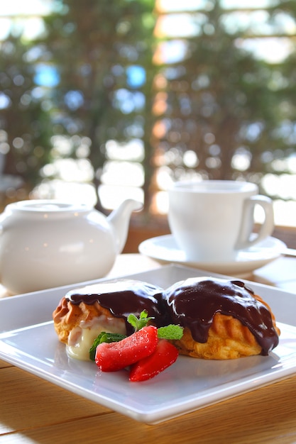 Pastel de chocolate con helado y fresas en un plato blanco