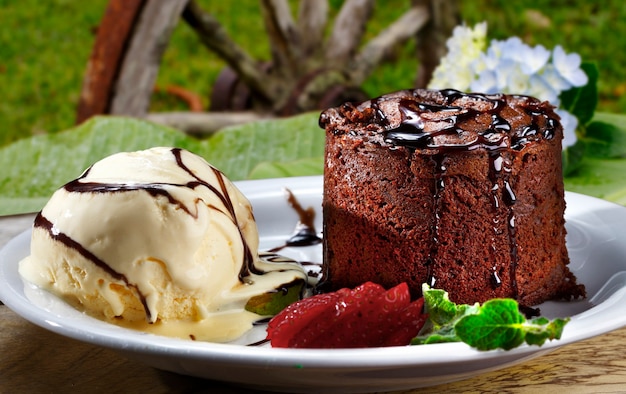 Pastel de chocolate con helado fresco