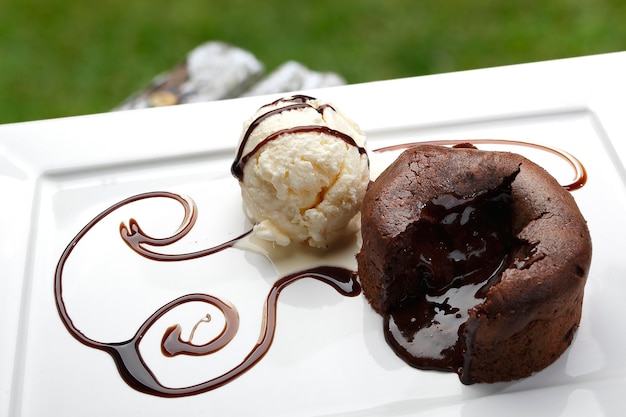 Pastel de chocolate con helado fresco