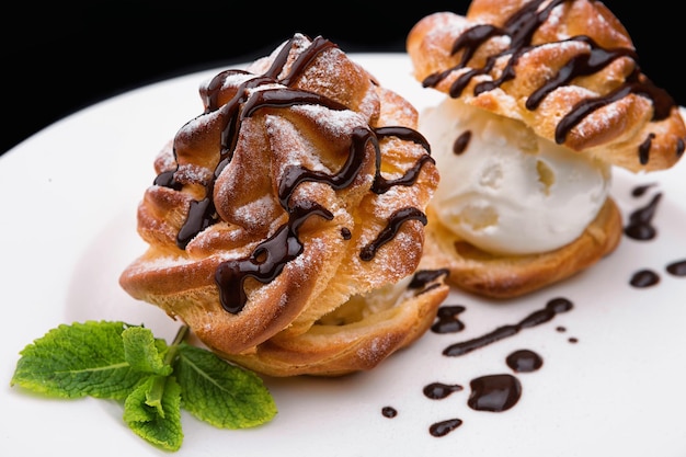 Pastel de chocolate y helado en un plato blanco