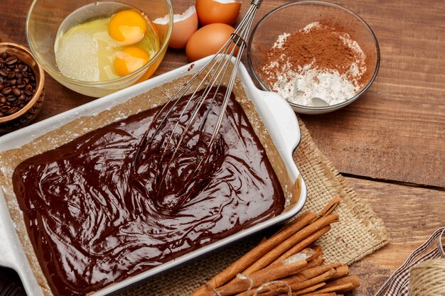 Pastel de chocolate para hornear en cocina rústica.