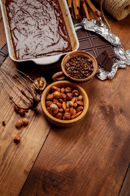 Pastel de chocolate para hornear en cocina rústica.