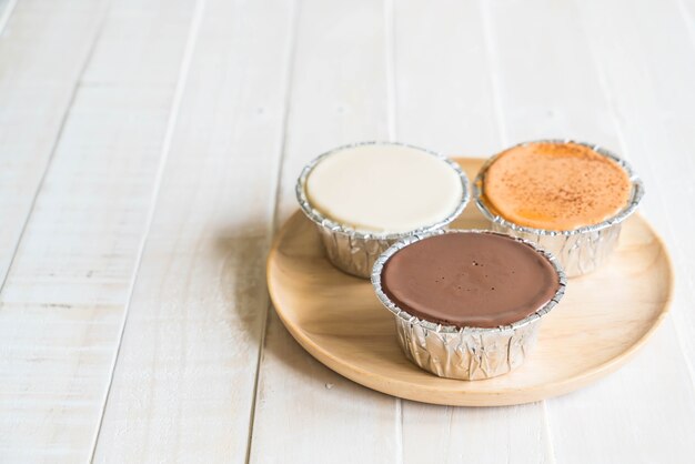 Pastel de chocolate, leche de vainilla y té de leche.