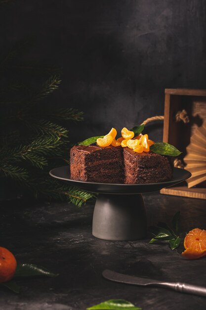 Pastel de chocolate con mandarinas en un tono bajo