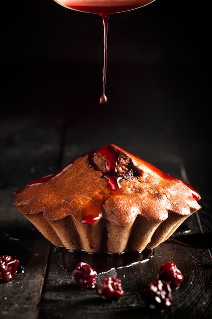 Pastel de chocolate con mermelada de cerezas