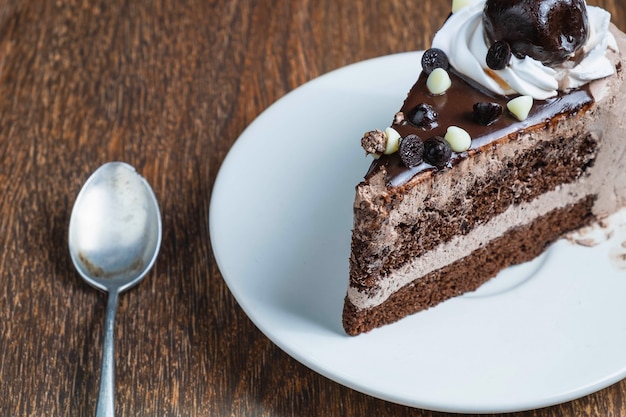 Pastel de chocolate en mesa de madera vieja