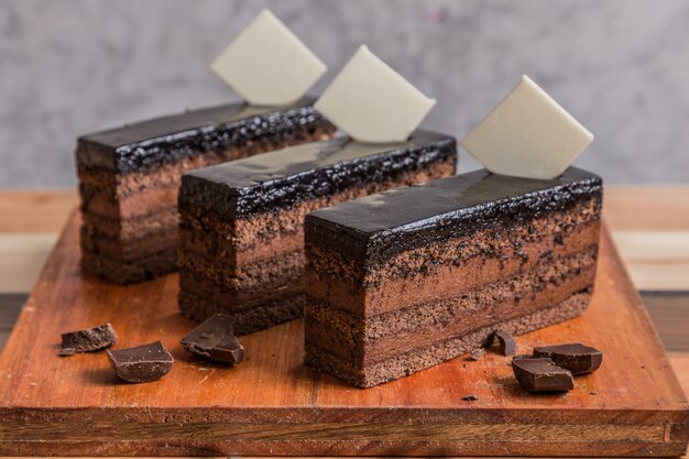 Pastel de chocolate en la mesa de madera