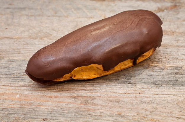 pastel de chocolate en una mesa de madera