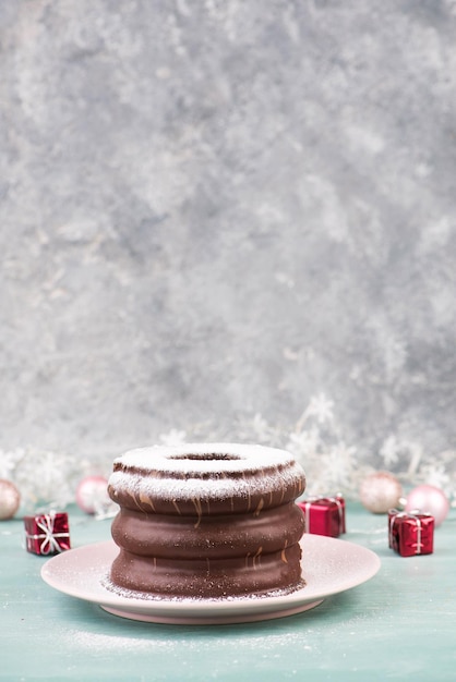 Pastel de chocolate navideño alemán tradicional llamado Baumkuchen, dulces de temporada de invierno