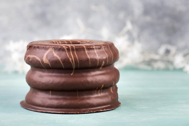 Pastel de chocolate navideño alemán tradicional llamado Baumkuchen, dulces de temporada de invierno