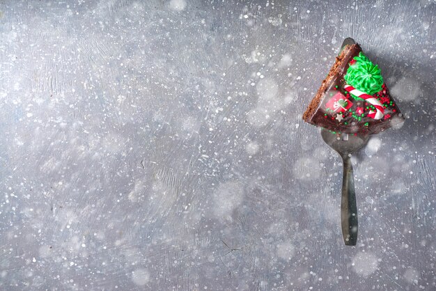 Pastel de chocolate navideño en una cuchara