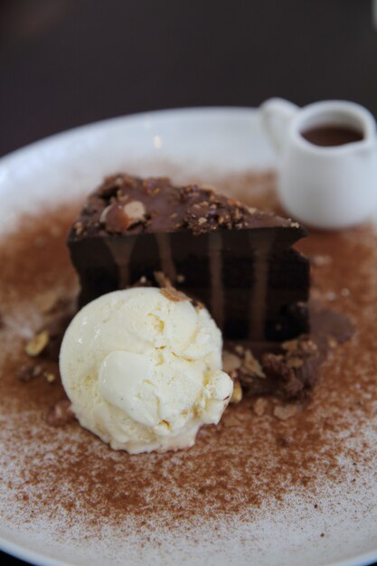 Foto pastel de chocolate negro con postre helado de vainilla