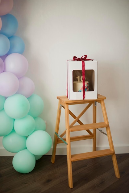 Pastel con chocolate números diez en una caja de cartón con un lazo rojo