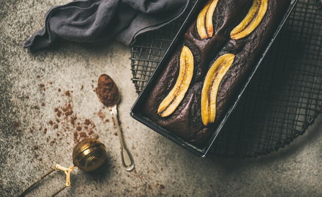 Pastel de chocolate y plátano con canela en una lata para hornear composición horizontal