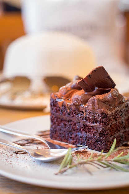 Pastel de chocolate en un plato blanco con cuchara.