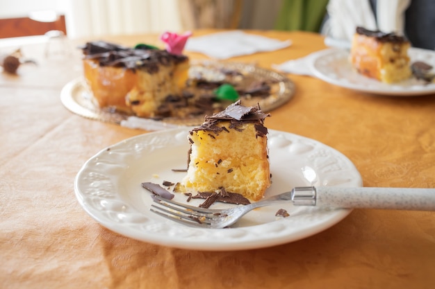 Foto pastel con chocolate en plato blanco sobre la mesa