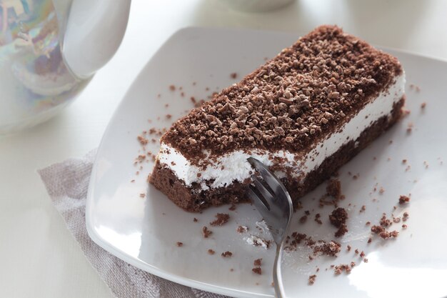 Pastel de chocolate en un plato blanco