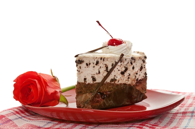 Pastel de chocolate en plato rojo