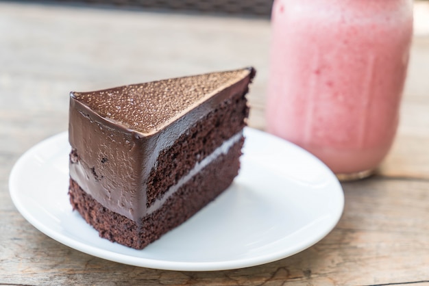 pastel de chocolate en un plato