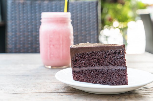 pastel de chocolate en un plato