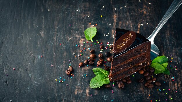 Pastel de chocolate Sacher Sobre un fondo de madera Vista superior Espacio de copia