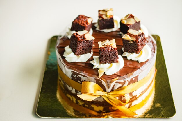 Pastel de chocolate con salsa de chocolate.