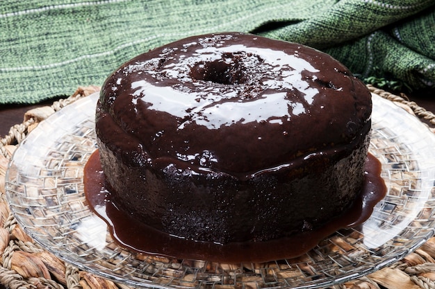 Pastel de chocolate con salsa de chocolate