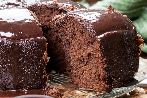 Pastel de chocolate con salsa de chocolate