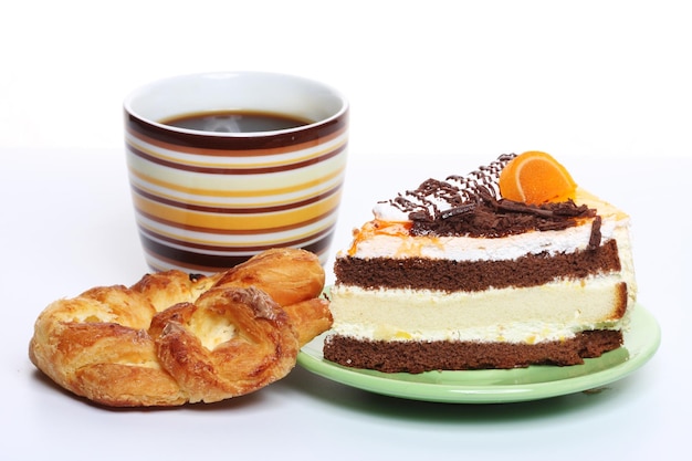 Pastel de chocolate con una taza de café.