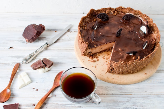 Pastel de chocolate y taza de café