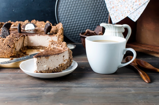 Pastel de chocolate y taza de café