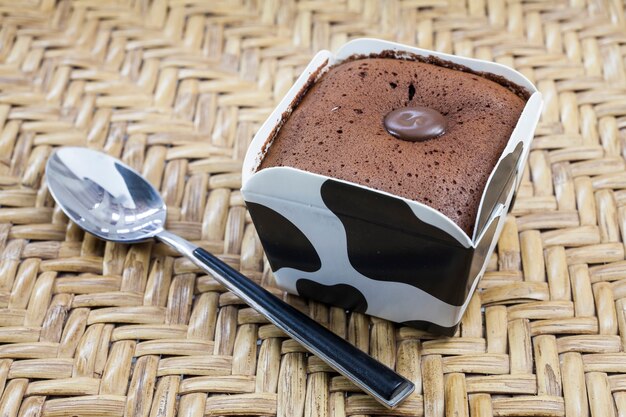 Pastel de chocolate en taza de vaca.