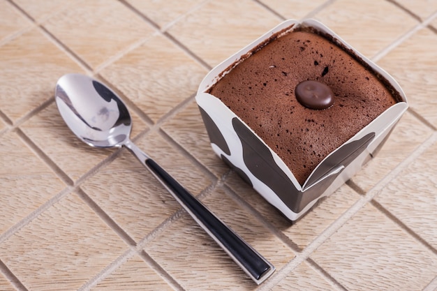 Pastel de chocolate en taza de vaca.