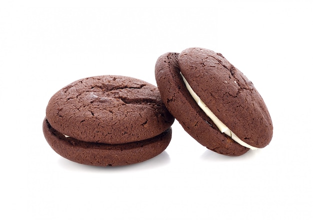 Pastel de chocolate Whoopie sobre fondo blanco