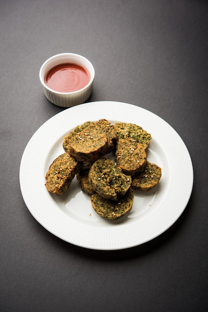 El pastel de cilantro o Kothimbir Vadi es una popular cocina maharashtriana hecha con hojas de cilantro.