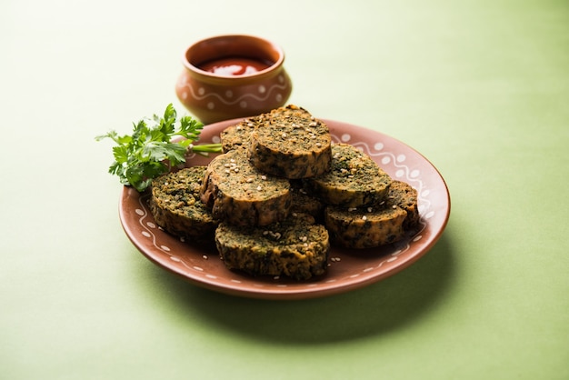 El pastel de cilantro o Kothimbir Vadi es una popular cocina maharashtriana hecha con hojas de cilantro.