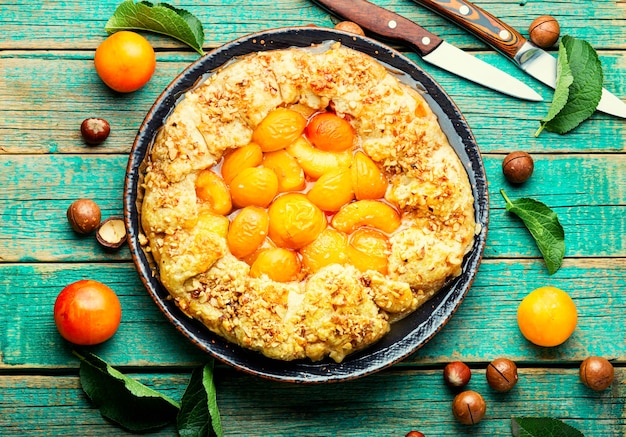 Pastel de ciruela cereza casera. Galleta de otoño con frutas. Pastel de frutas de verano.